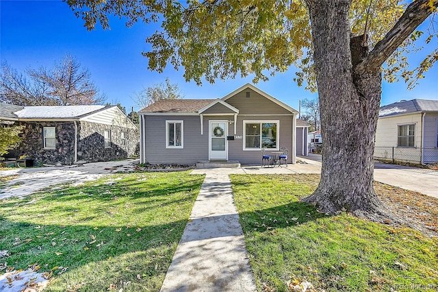 view of front facade featuring a front yard