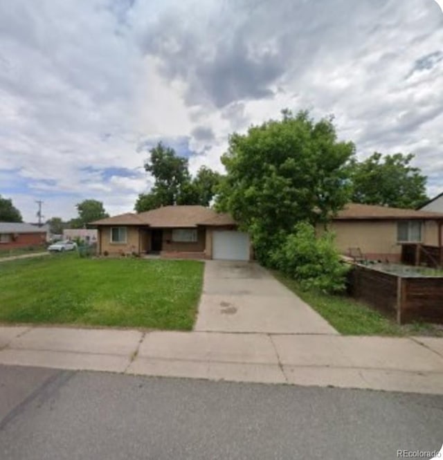 view of front facade featuring a garage and a front lawn