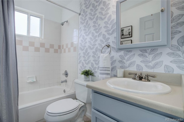 full bathroom featuring shower / bathtub combination with curtain, toilet, vanity, and wallpapered walls