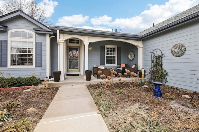 property entrance featuring an outdoor hangout area and a porch