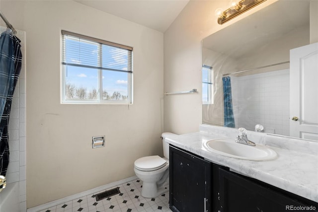 full bath featuring vanity, baseboards, a shower with curtain, toilet, and visible vents