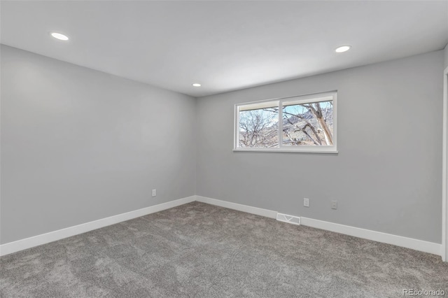 carpeted spare room featuring visible vents, recessed lighting, and baseboards