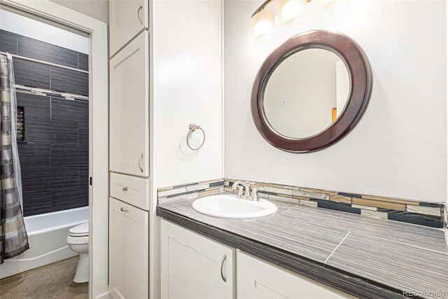 full bath with vanity, toilet, and shower / bath combo with shower curtain