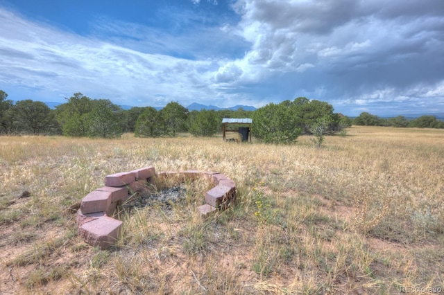 view of yard featuring a rural view