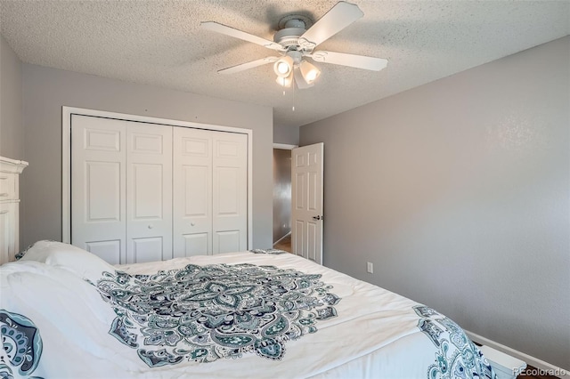 13155 W 63rd Pl, Arvada, CO 80004 - bedroom featuring a closet, a textured ceiling, and ceiling fan