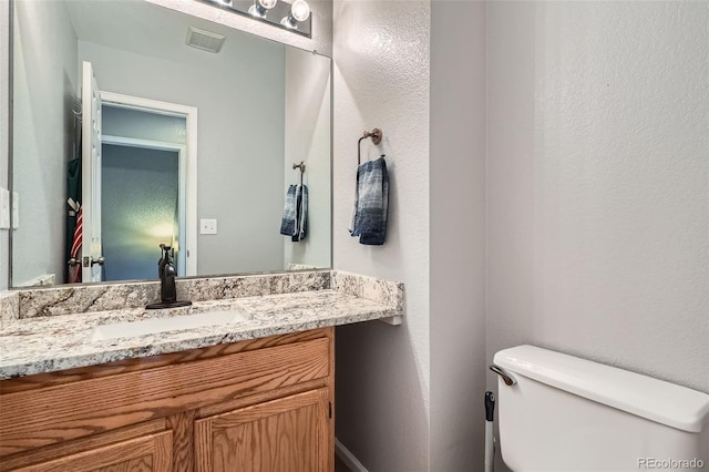 13155 W 63rd Pl, Arvada, CO 80004 - half bath with vanity and a textured wall