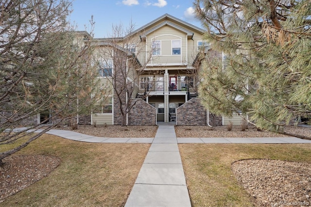 view of front facade featuring a front yard