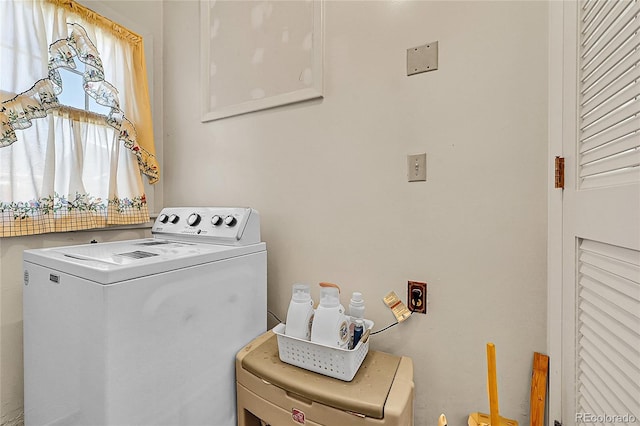 clothes washing area with washer / dryer and laundry area