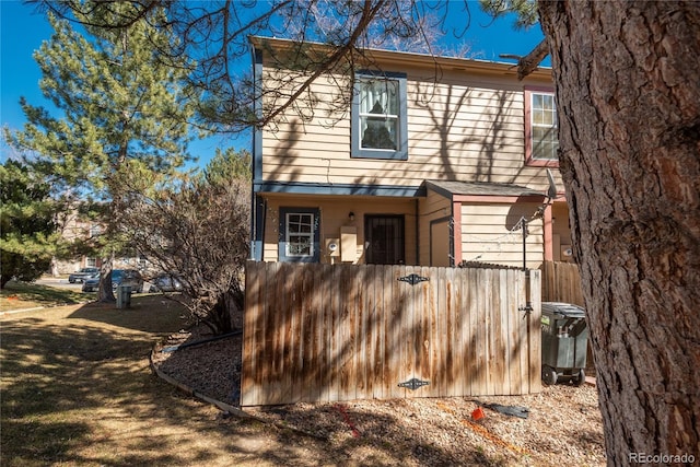 back of house featuring a fenced front yard