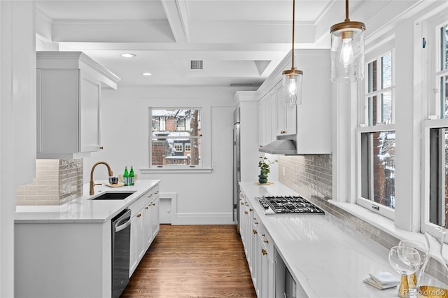 kitchen with stainless steel appliances, dark wood-type flooring, a sink, visible vents, and baseboards