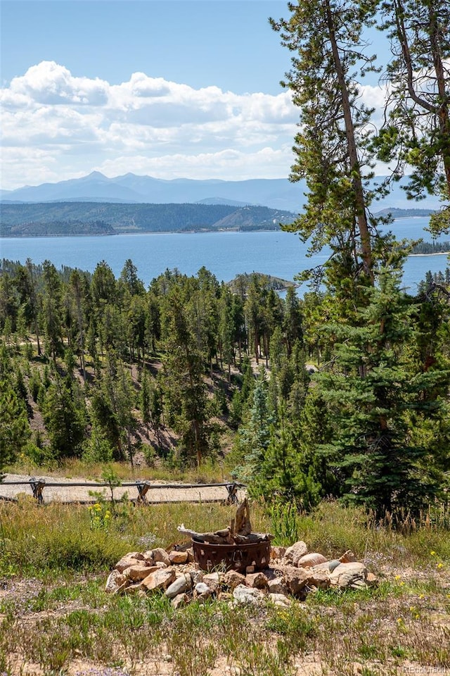 water view featuring a mountain view