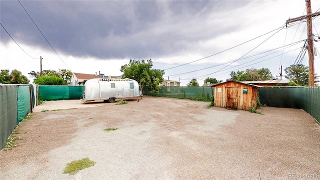 view of yard featuring a shed