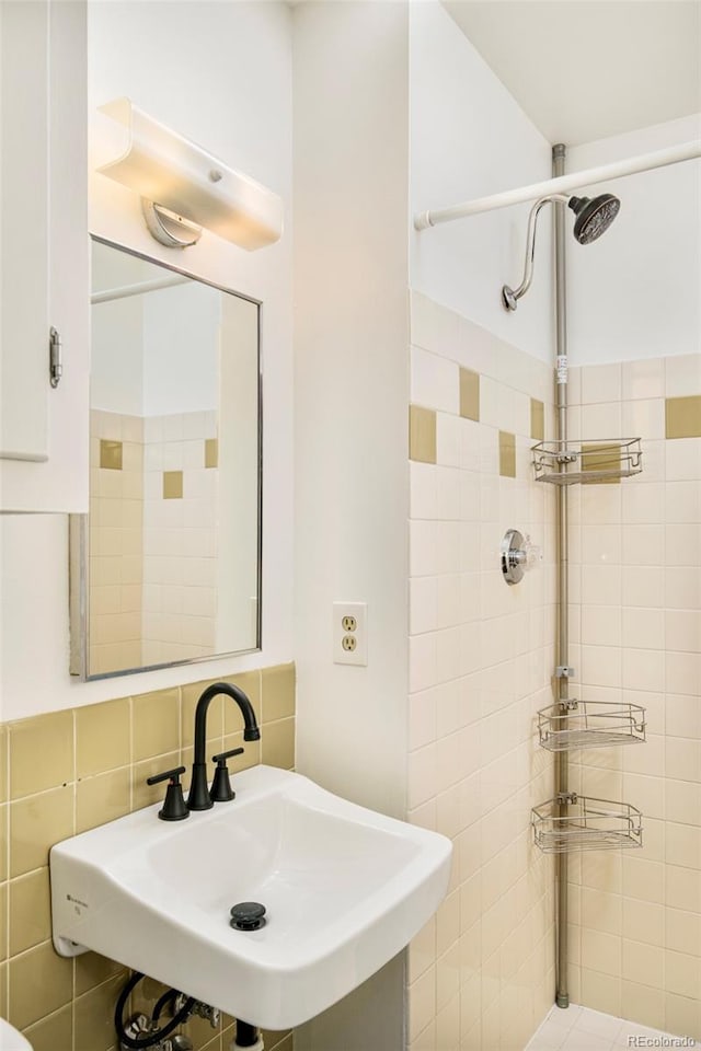 12193 W New Mexico Pl, Lakewood, CO 80228 - bathroom featuring a sink and a shower