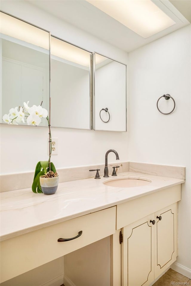 12193 W New Mexico Pl, Lakewood, CO 80228 - bathroom featuring vanity