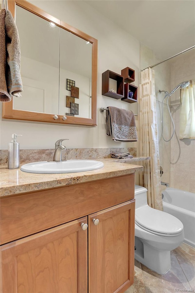full bath with shower / tub combo, toilet, and vanity