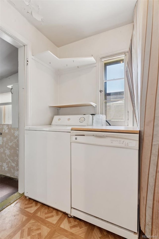 1832 S Saint Paul St, Denver, CO 80210 - laundry area with washer / dryer