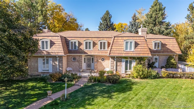 view of front of house featuring a front lawn