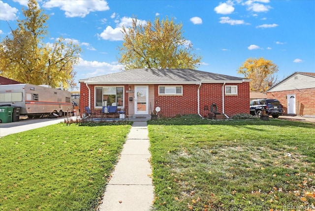 view of front of home featuring a front yard