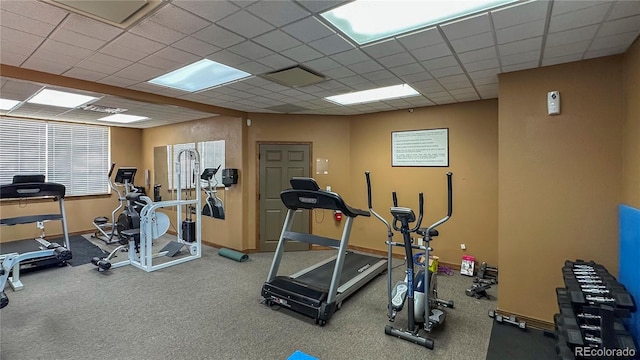 workout room featuring a drop ceiling, visible vents, and baseboards