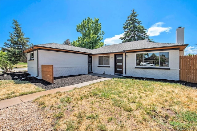 ranch-style home featuring a front lawn