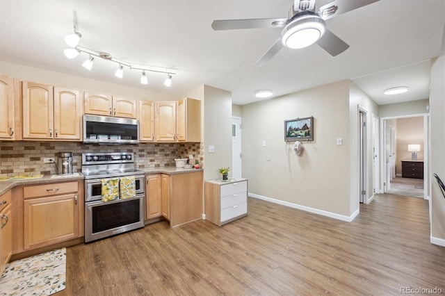9625 E Center Ave Unit 5D, Denver, CO 80247 - kitchen featuring stainless steel appliances, light brown cabinets, light wood finished floors, tasteful backsplash, and baseboards