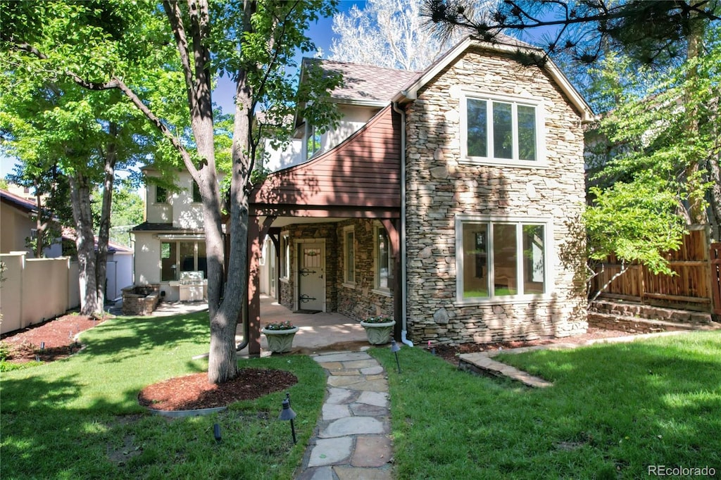 view of front of house featuring a patio and a front yard