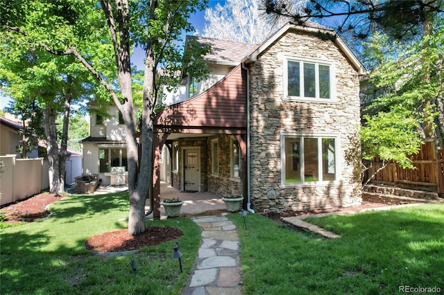 view of front of property featuring a patio area and a front yard