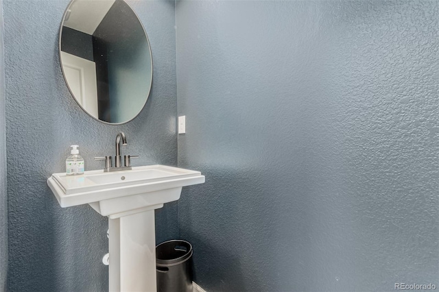 3168 Raintree Ln, Dacono, CO 80514 - bathroom featuring a textured wall and a sink