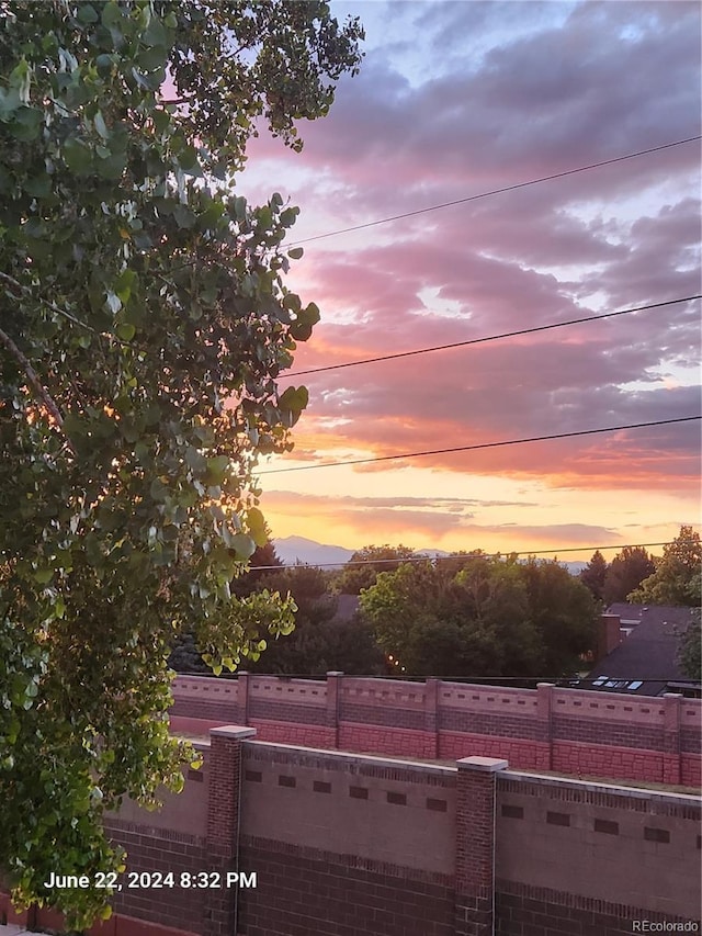 view of yard at dusk