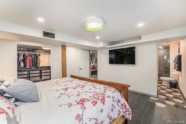 bedroom featuring baseboards, visible vents, dark wood-style flooring, a textured ceiling, and recessed lighting