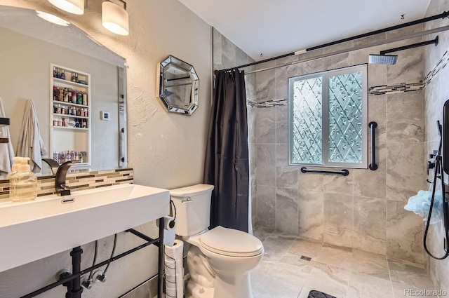 bathroom with toilet, built in shelves, decorative backsplash, and a shower with shower curtain