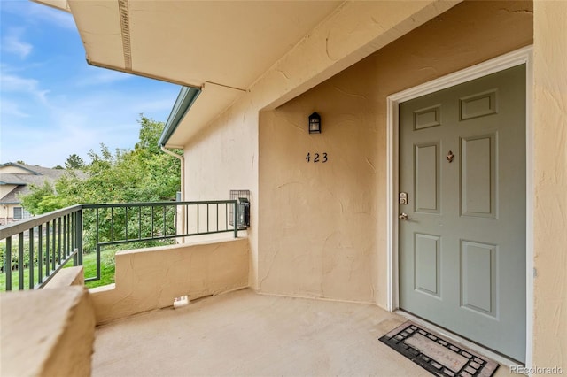8623 E Dry Creek Rd Unit 423, Englewood, CO 80112 - doorway to property featuring a balcony and stucco siding