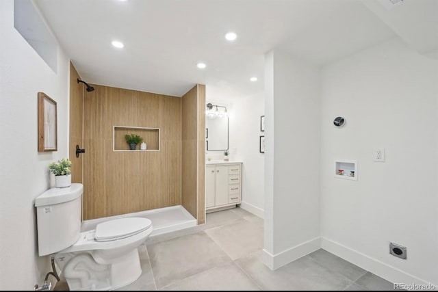 bathroom with a tile shower, recessed lighting, toilet, and vanity