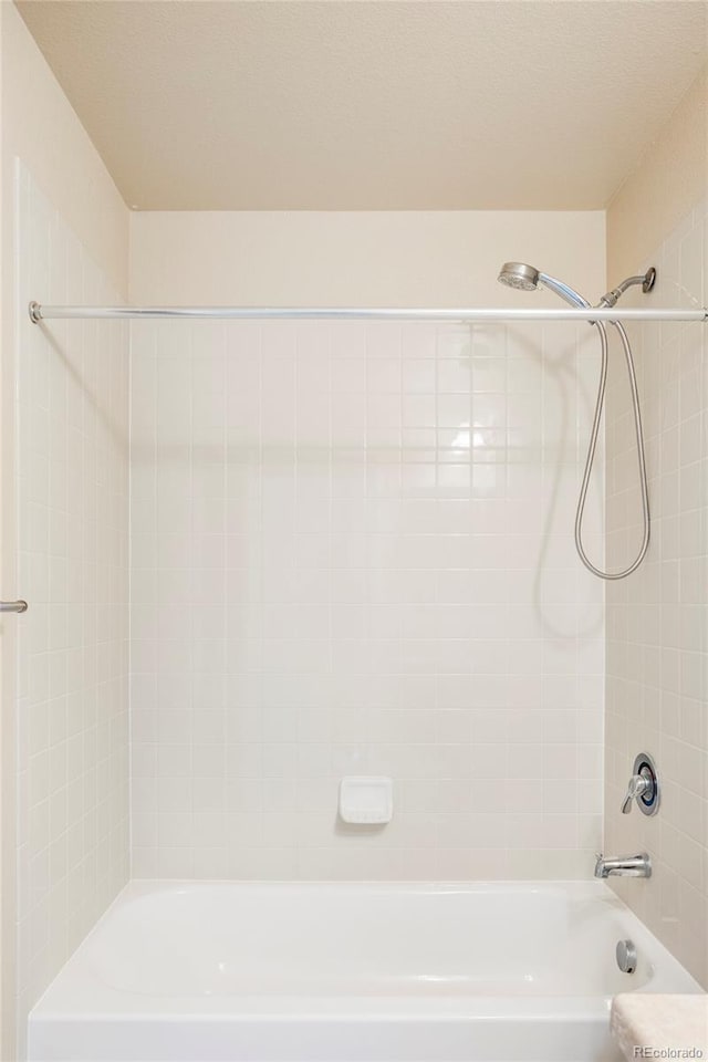 bathroom with tiled shower / bath combo