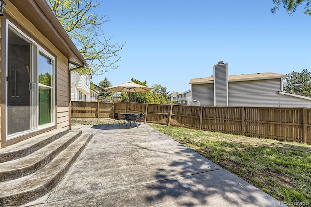 904 Fieldstone Pl, Highlands Ranch, CO 80126 - view of patio / terrace featuring a fenced backyard, entry steps, and outdoor dining area