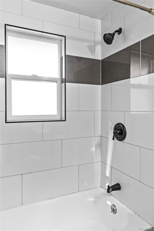 bathroom with tiled shower / bath