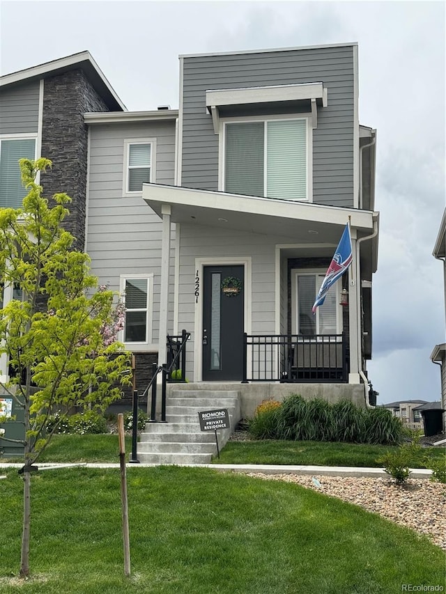 view of front facade featuring a front lawn