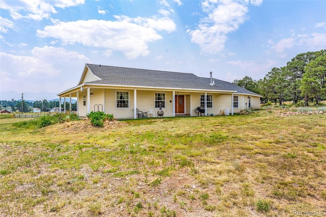 view of front facade with a porch and a front lawn