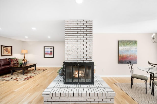 living area featuring light wood-style floors, recessed lighting, and baseboards