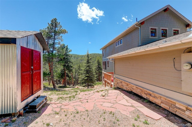 view of yard with a storage unit