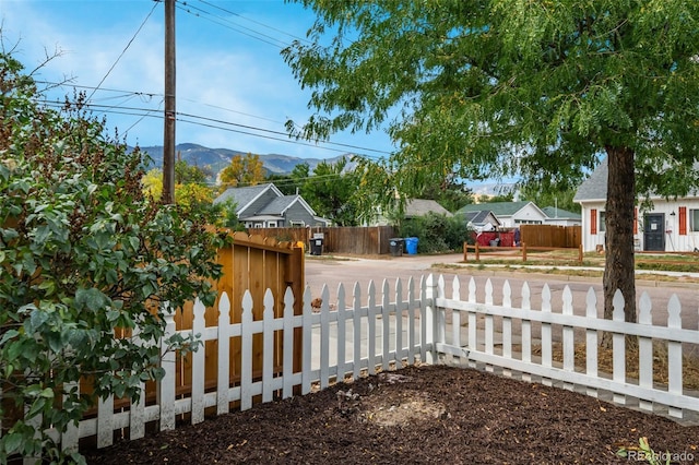 view of yard with a mountain view