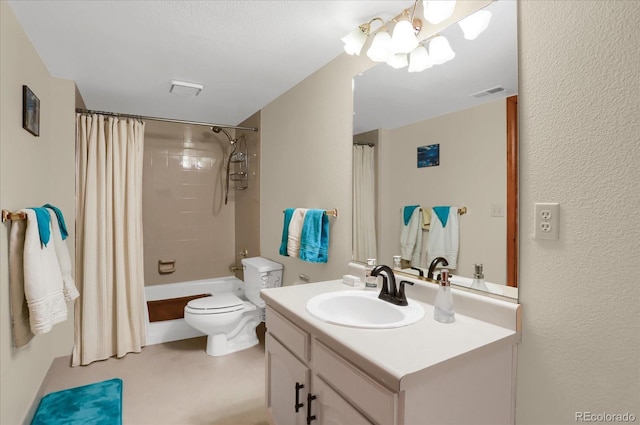 full bathroom with shower / bath combo with shower curtain, vanity, toilet, and an inviting chandelier