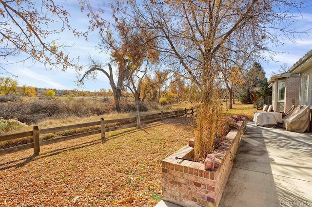 view of yard featuring a rural view