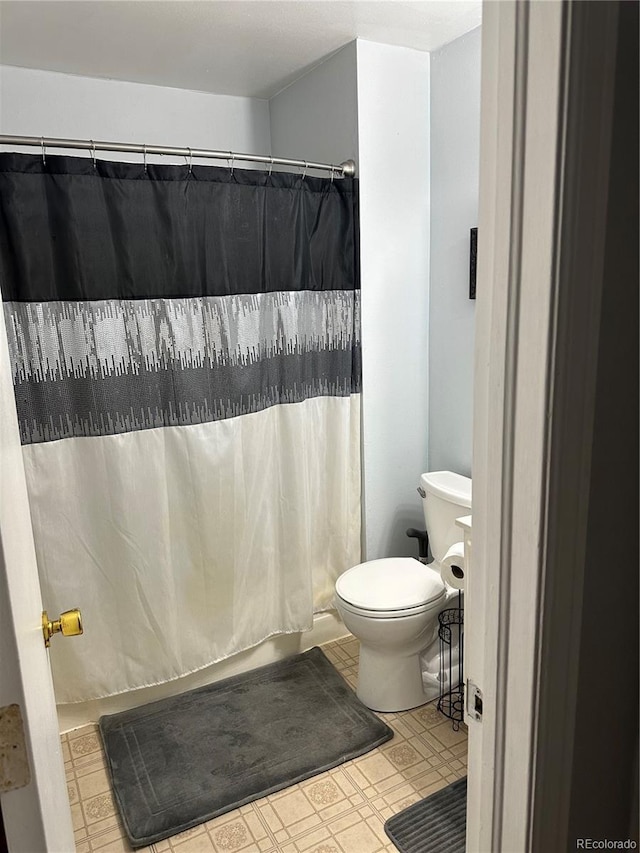 19645 E Buchanan Pl, Aurora, CO 80011 - full bathroom featuring toilet, tile patterned floors, and a shower with shower curtain