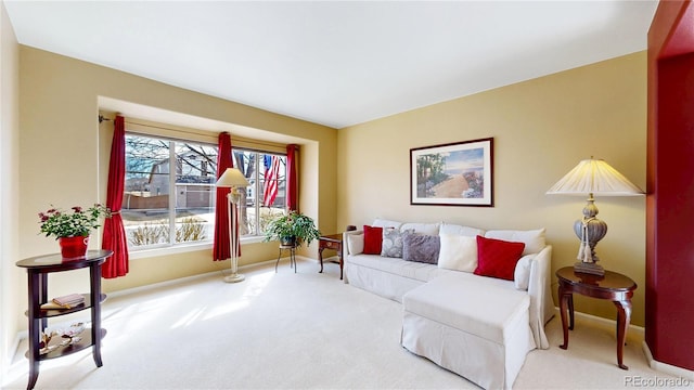 living area with carpet and baseboards