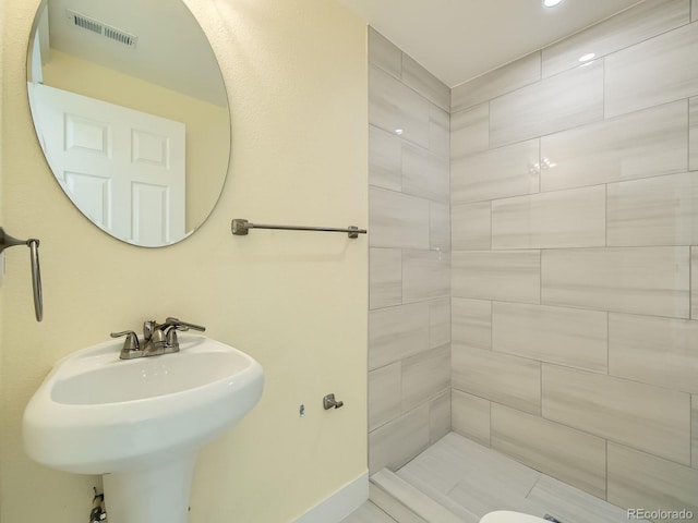 bathroom featuring sink