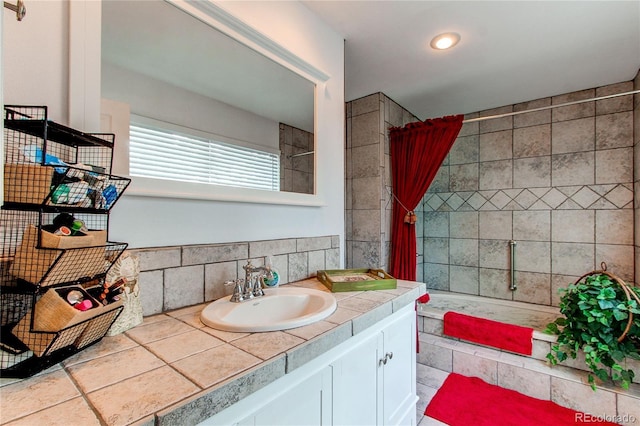 bathroom featuring a shower with curtain and vanity