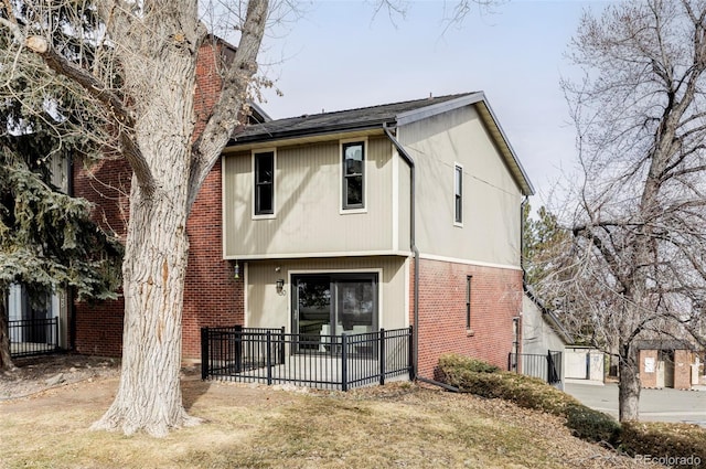 view of front of property with a front yard