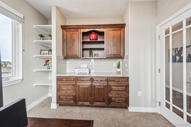 bar with tasteful backsplash, baseboards, and light colored carpet