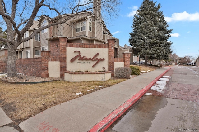 community sign featuring a yard and a residential view